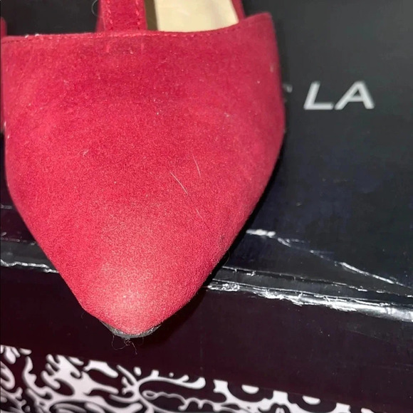 Red High Heeled Pumps with T-Strap Design and Pointed Toe (8) - Picture 5 of 11